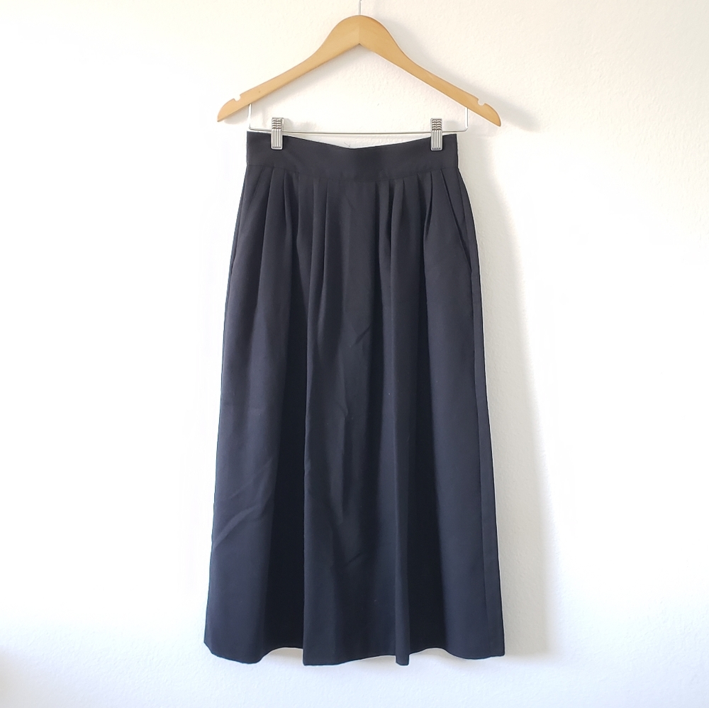 Black pleated skirt with pockets